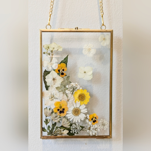 *sold* Real pressed flower artwork, 5x7 floating frame with pressed flowers - Picture 3 of 4